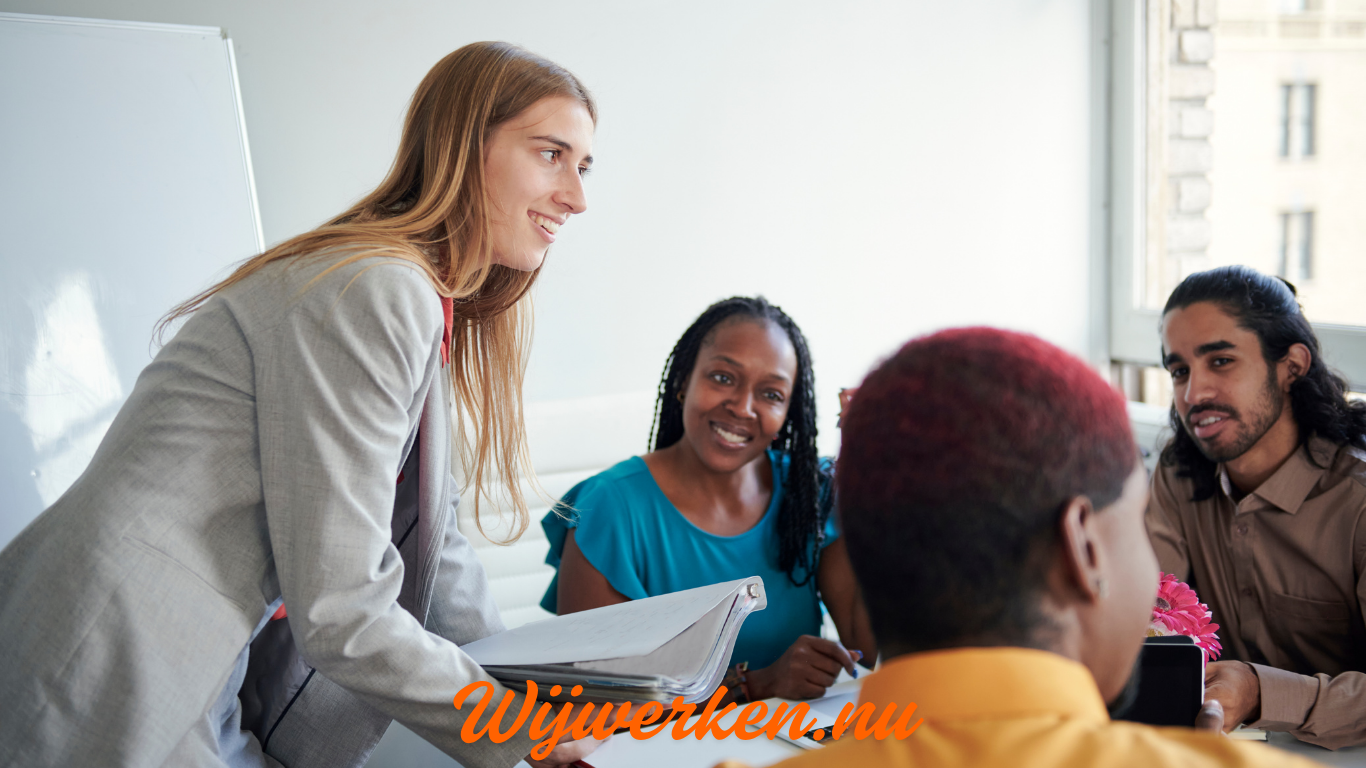 Coach begeleidt diverse groep mensen tijdens een loopbaangesprek of training.